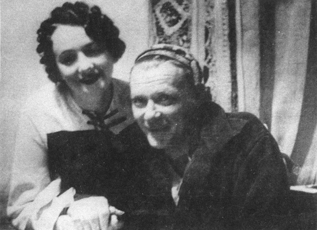 В шапочке Мастера в своем кабинете с Еленой Сергеевной. 1936 г.