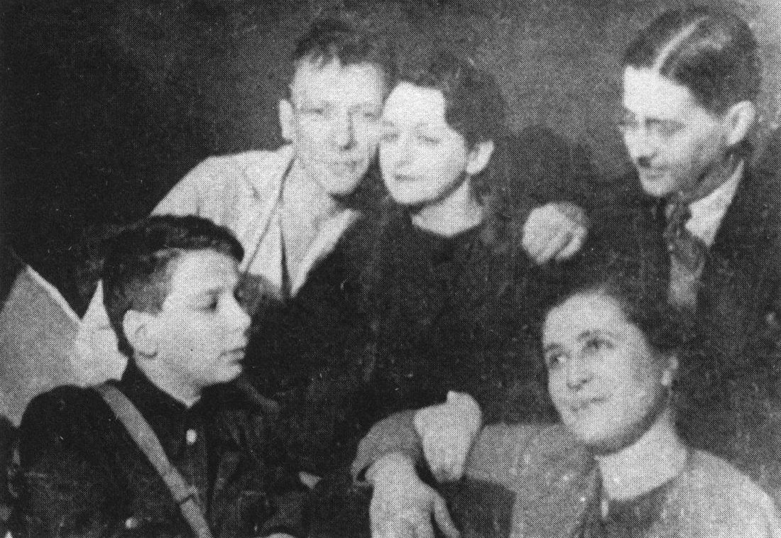 Во втором ряду — М.А. Булгаков, Е.С. Булгакова, П.С. Попов; на переднем плане — Сергей Шиловский и М.А. Чимишкиан