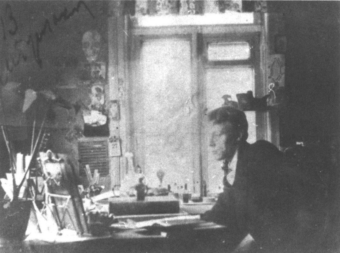 М. Булгаков — студент-медик в своем кабинете в доме № 13 на Андреевском спуске. Киев. 1913