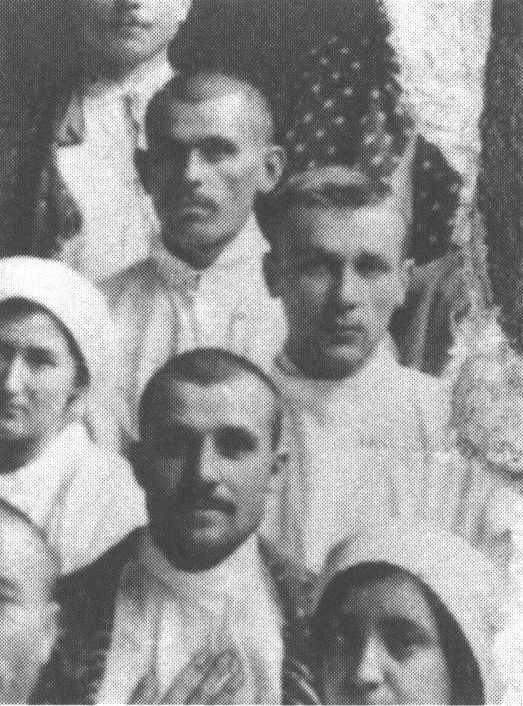 М. Булгаков среди медицинского персонала и больных лазарета Казенной палаты. Саратов. 1914