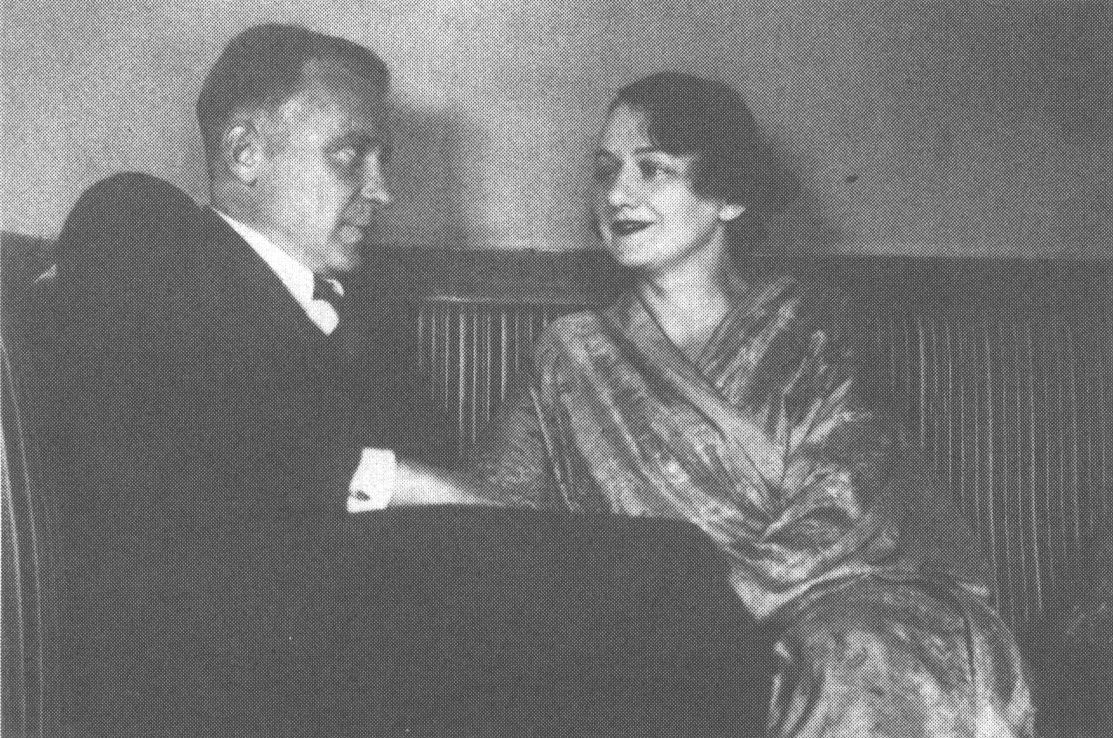 М.А. Булгаков и Е.С. Булгакова в своей квартире в Нащокинском переулке. 1935 год