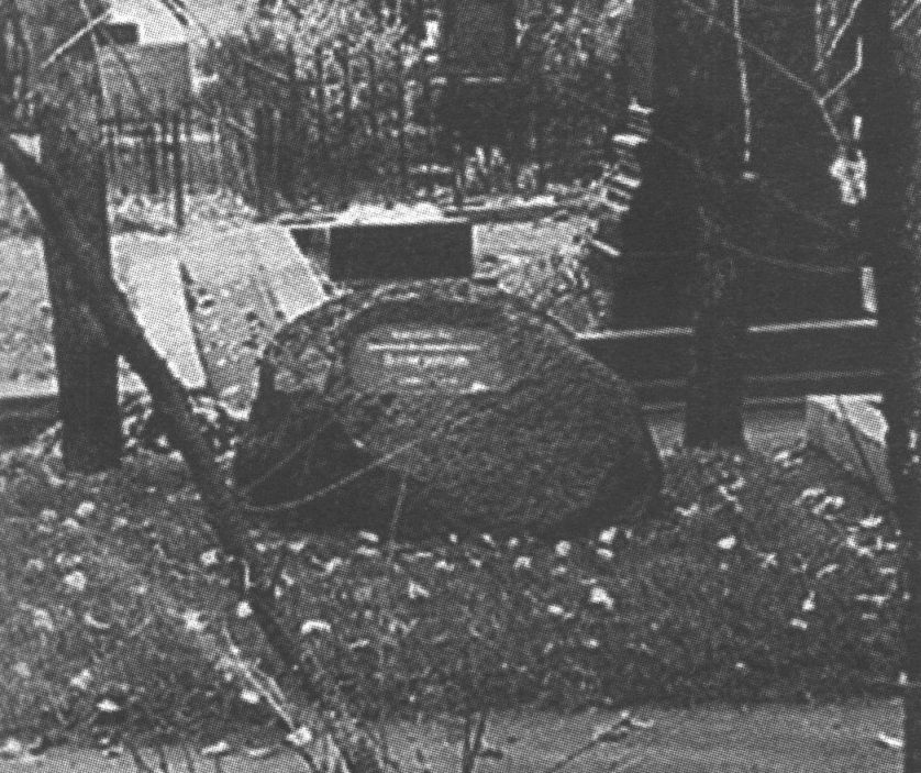 Над прахом Булгакова стоит надгробный камень с могилы Гоголя