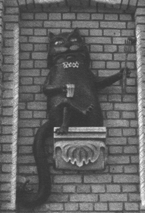 В Киеве, прямо за родным домом Булгакова, есть памятник коту Бегемоту, так сказать, в натуральную величину. Есть памятник ему и в Москве — в Марьиной роще