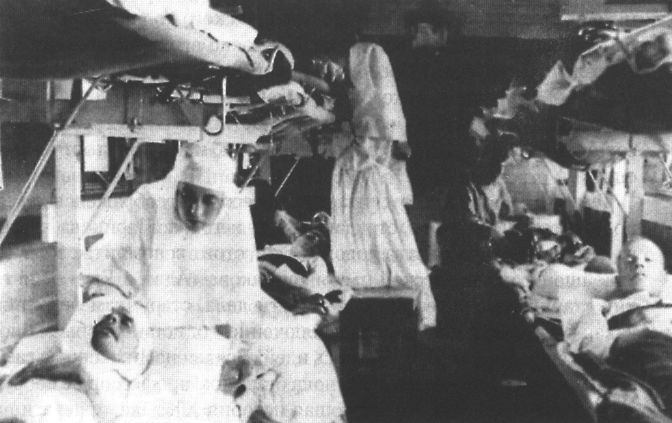Перевозка тяжелораненых в железнодорожном вагоне системы Крюгера. 1916 г.