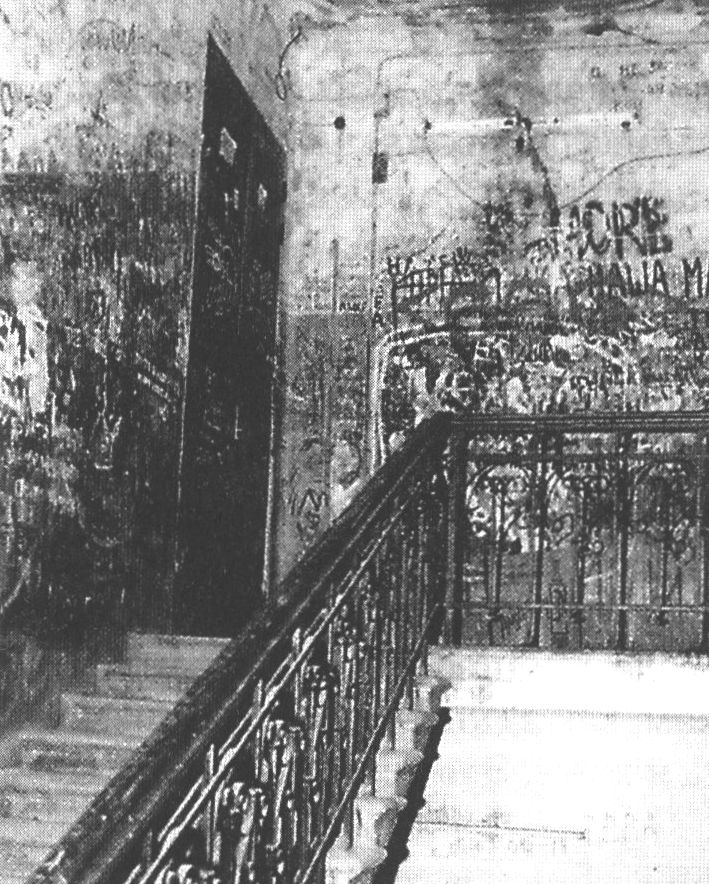 «Нехорошая квартира» стала местом паломничества почитателей Булгакова. Их рисунки покрывают панели подъезда от первого этажа до квартиры № 50 на четвертом