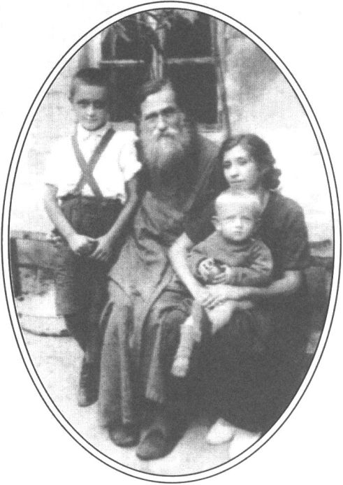 Священник А.А. Глаголев (1872—1937; репрессирован) с дочерью Варварой и внуками Николаем и Александром. 1936 г.
