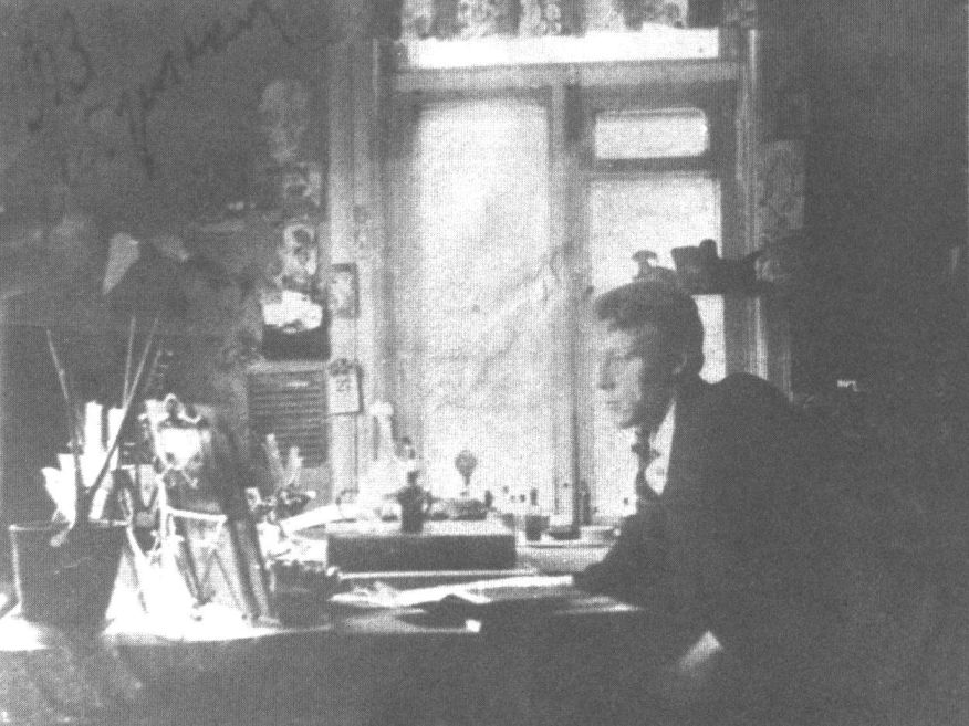 М.А. Булгаков-студент, в своем кабинете, Андреевский спуск, 13. 1913 г. На обороте фотографии Н.А. Булгакова написала: «В семье эту фотографию называли «Миша-доктор»»