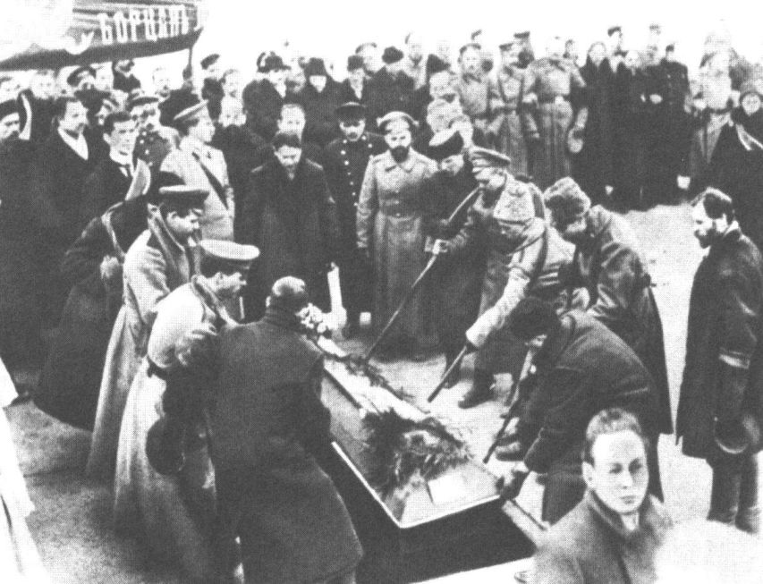 Похороны жертв Февральской революции. 1917 г.