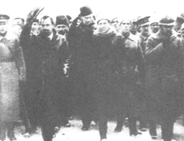 Лидеры Директории С.В. Петлюра и В.К. Винниченко во время парада на Софийской площади. Декабрь 1918 г.