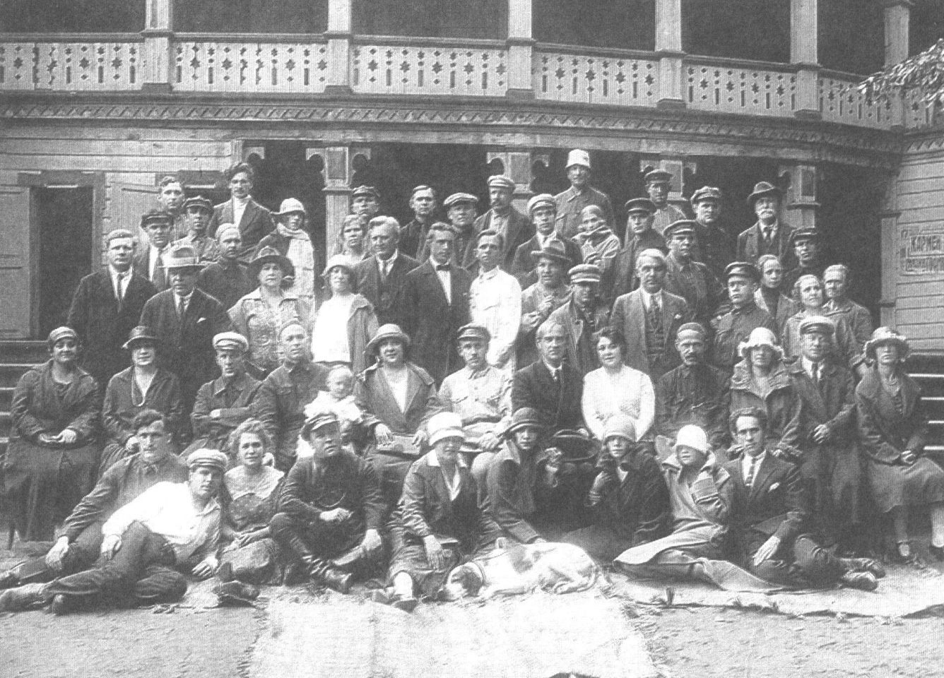 Владикавказ. Группа работников культурного фронта. М.А. Булгаков (третий слева во втором ряду), Т.Н. Лаппа (третья слева в последнем ряду). 1920 или 1921 г.