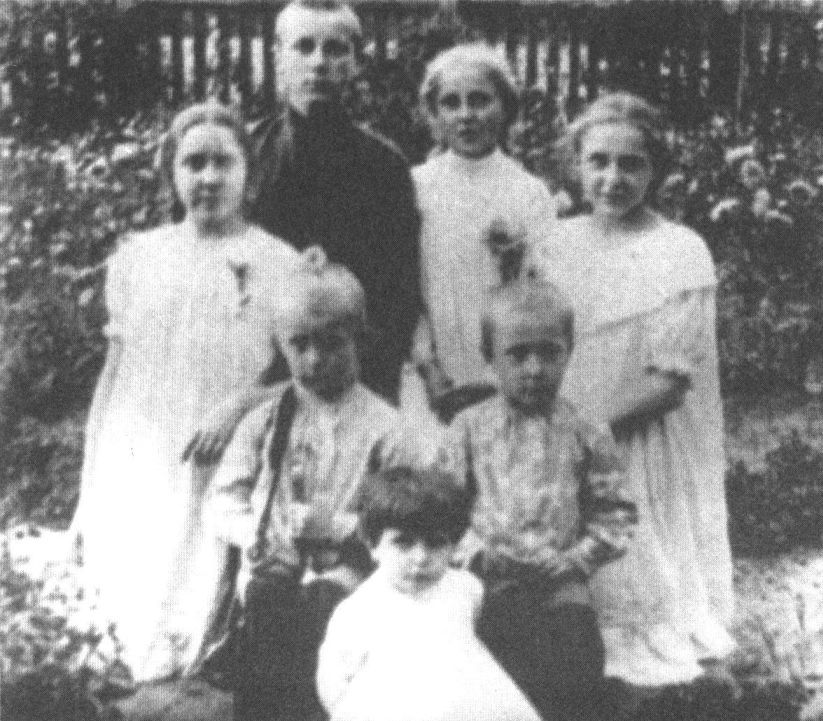 Братья и сестры Булгаковы на даче в Буче. 1906 г. Слева направо (сверху вниз): Вера, Миша, Варя, Надя, Коля, Леля