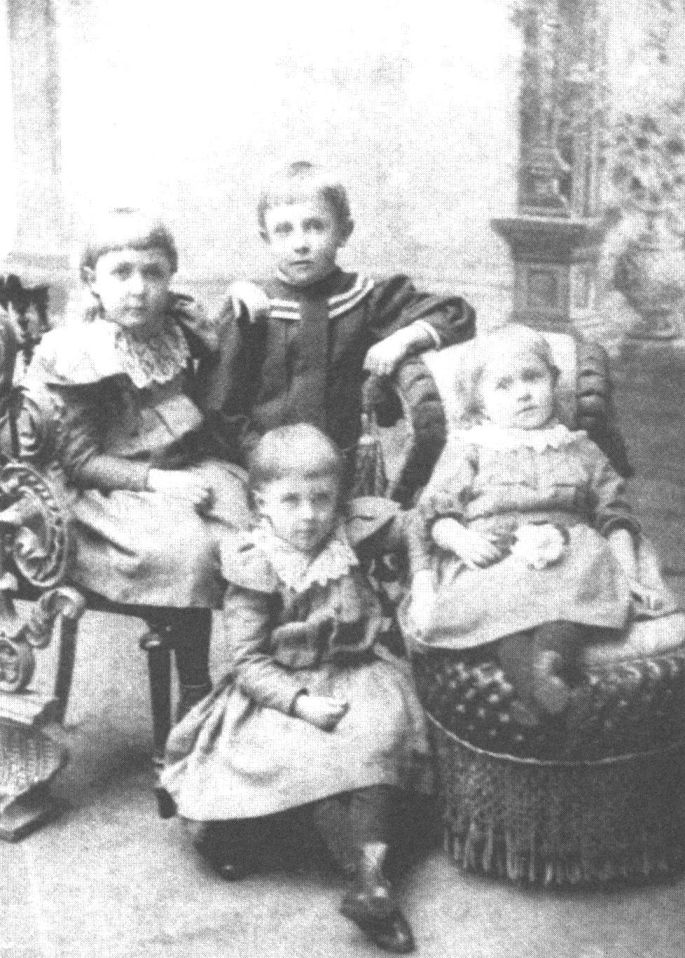 Миша, Надя, Варя и Вера Булгаковы. Около 1897 г. Фото М. Слюсаря