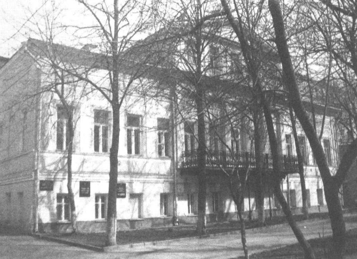 Здание бывшей гимназии и школы (Большая Никитская, 46). Директором школы была Н.А. Булгакова (Земская). Здесь Булгаков нашел приют в первые недели пребывания в Москве
