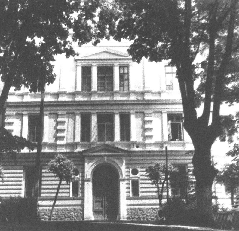 Вторая киевская гимназия. Бибиковский бульвар. Сюда М.А. Булгаков поступил 18 августа 1900 г. в приготовительный класс, который закончил «с наградою второй степени» в 1901 г.