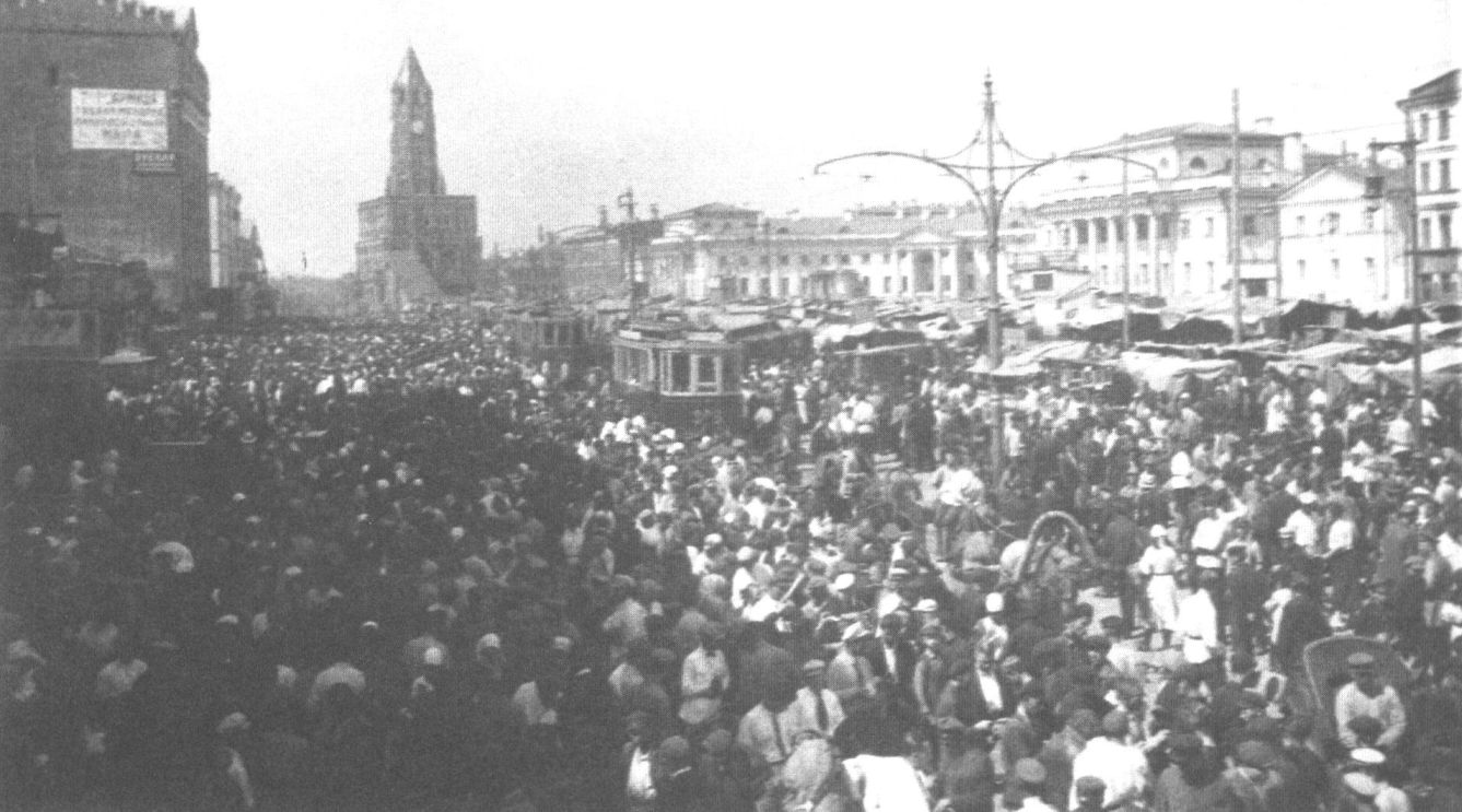Москва. Рынок на Сухаревской площади. 1920-е гг. Сухарева башня была снесена в 1934 г.