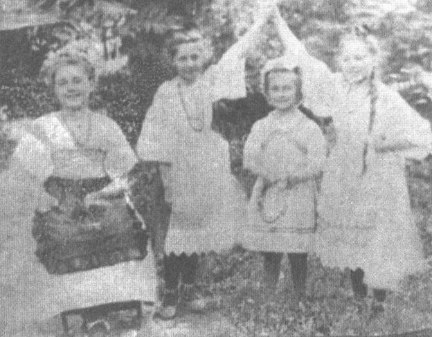 Семья Белозерских на даче. 1890-е гг. В центре — Люба Белозерская