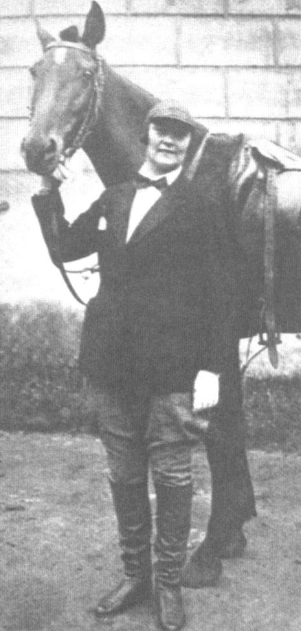 Л.Е. Белозерская в жокейском костюме. Середина 1920-х гг.