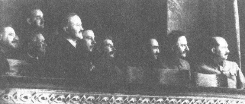 Члены Политбюро в ложе МХАТа. Слева направо: М.И. Калинин, В.М. Молотов, К.Е. Ворошилов, И.В. Сталин, А.И. Микоян, Г.К. Орджоникидзе, Л.М. Каганович. 1930-е гг.