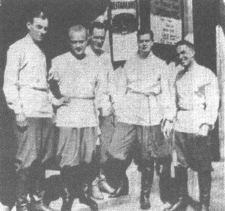 И.А. Булгаков (второй слева) среди друзей. 1930-е гг.