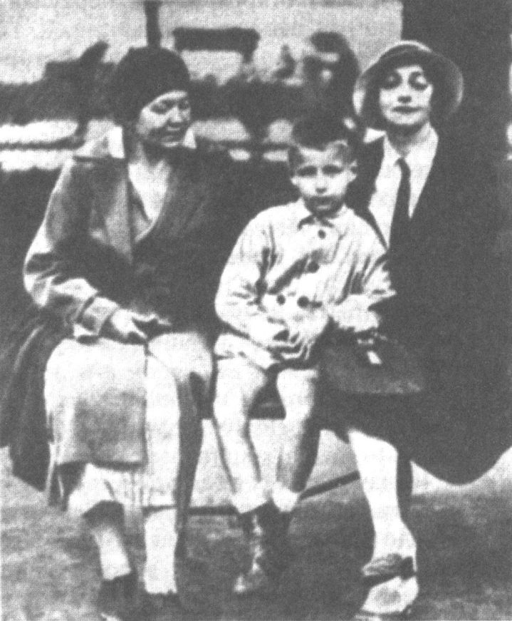 Е.С. Шиловская с сыном Женей и с няней Екатериной Ивановной Буш. 1920-е гг.