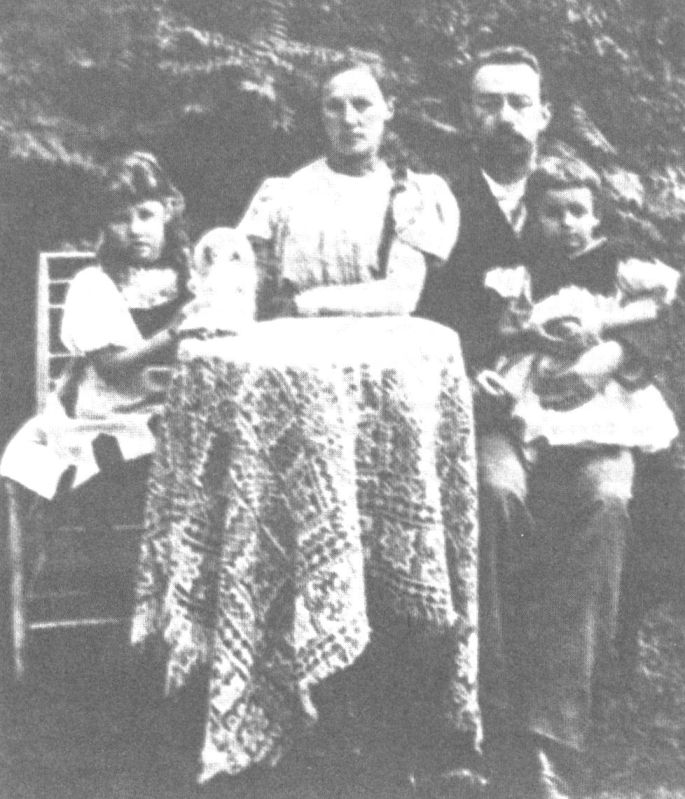 Семья Нюренбергов: С.М. Нюренберг с дочерью Еленой, Александра Александровна Нюренберг с дочерью Ольгой. 1890-е гг.