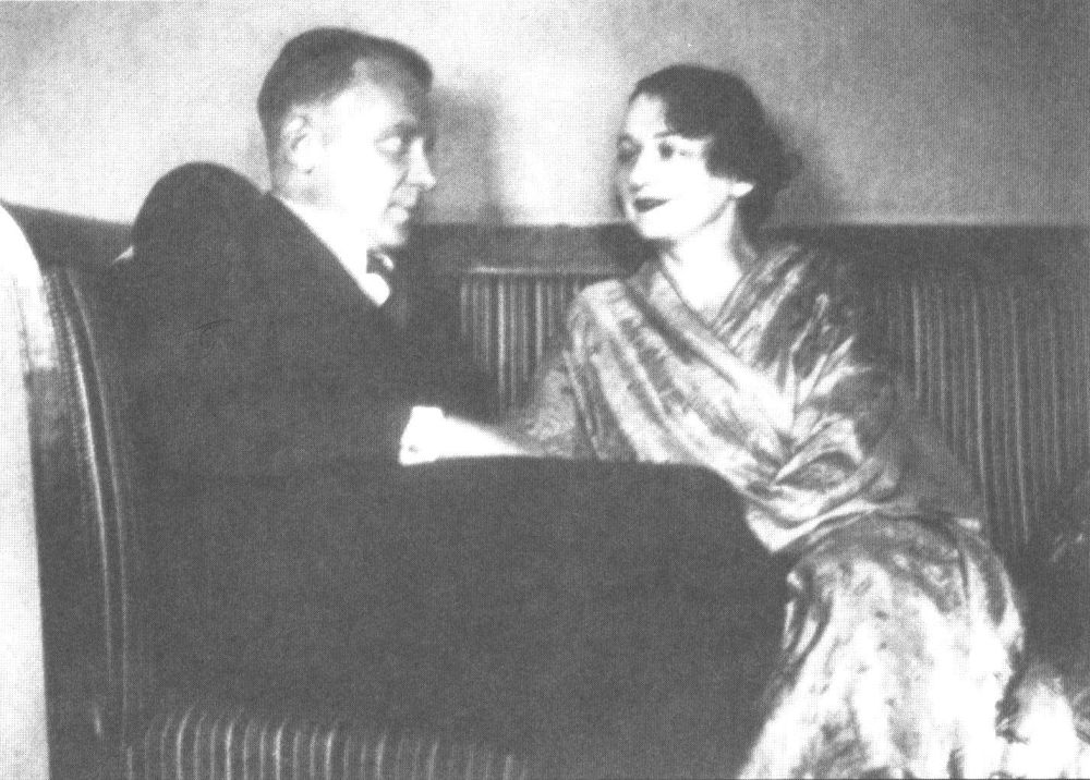 М.А. и Е.С. Булгаковы в квартире в Нащокинском переулке. Апрель 1935 г.