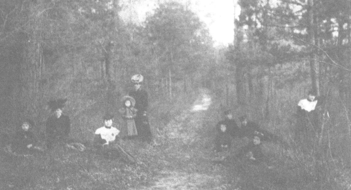 Семейство Булгаковых на прогулке в Святошине. Фото В.И. Экземплярского. 1908 г. Вторая слева — В.М. Булгакова, четвертый справа — М.А. Булгаков