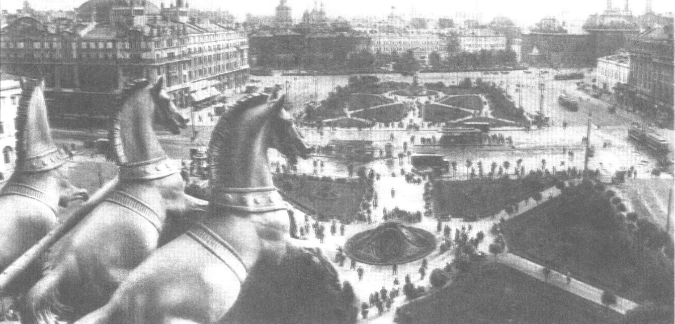 Москва. Театральная площадь (площадь Свердлова). Вид с крыши Большого театра