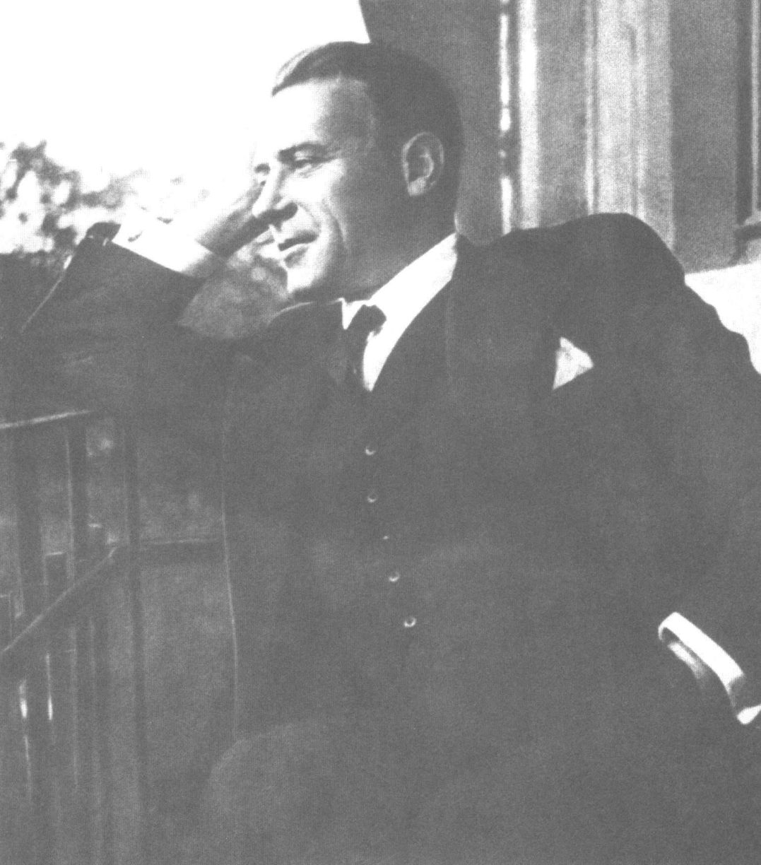 М.А. Булгаков на балконе в Нащокинском переулке. Апрель 1935 г. Фото Н.А. Ушаковой