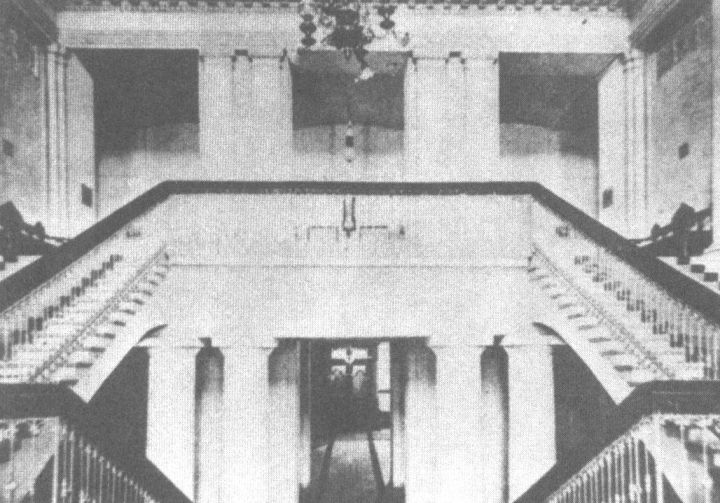 Парадная лестница Александровской гимназии