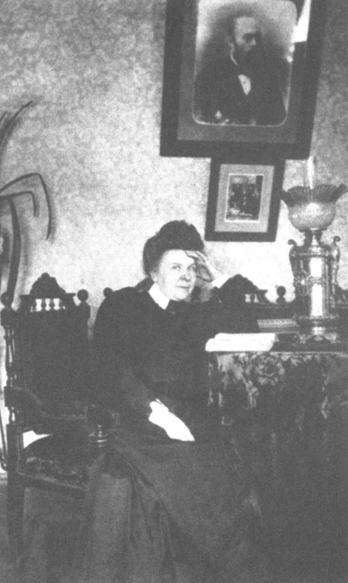 В.М. Булгакова вскоре после смерти А.И. Булгакова в гостиной квартиры на Андреевском спуске, 13. 1907 г.