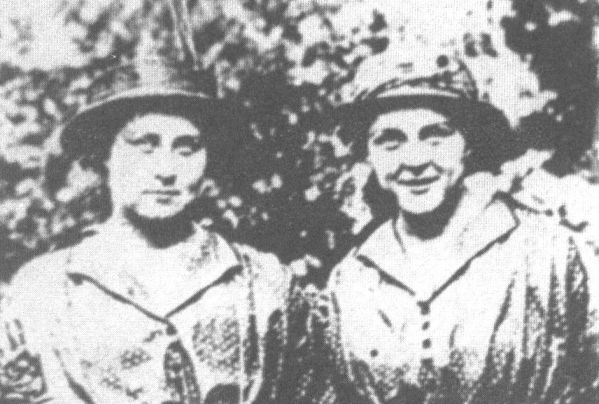 Варя и Надя Булгаковы. Буча. 1912 г.