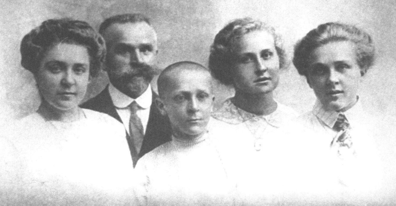 Булгаковы с Н.М. Покровским. Ессентуки. 1912 г.