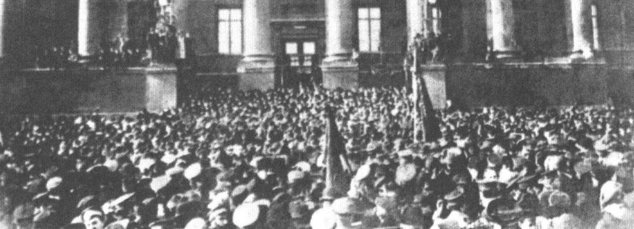 Митинг студентов перед зданием университета. В митинге участвовали и учащиеся Первой и Второй гимназий. Октябрь 1905 г.