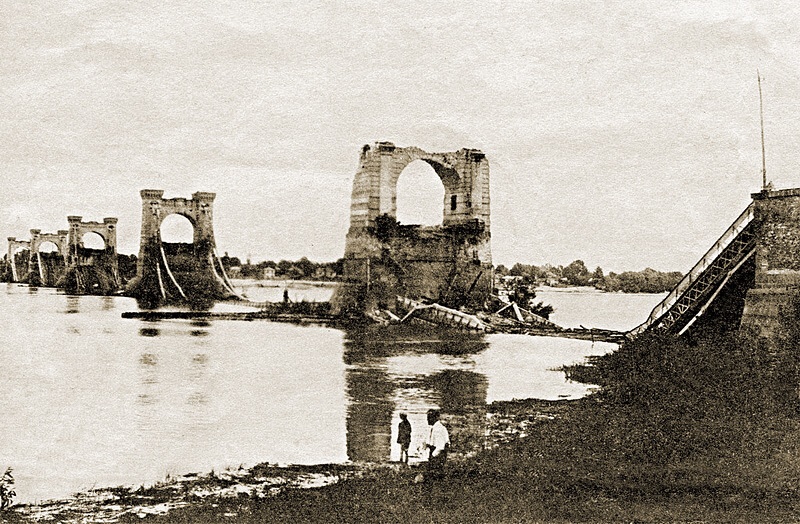 Цепной мост через Днепр, взорванный поляками при их отступлении из Киева в 1920 году
