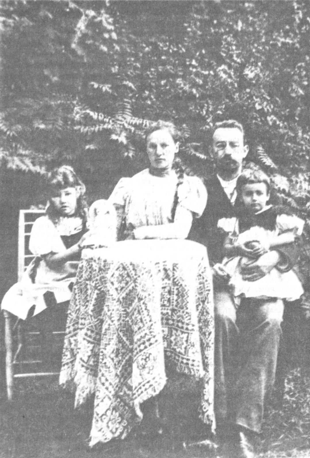 Елена Сергеевна Булгакова (справа) с родителями и сестрой Ольгой
