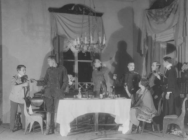 Сцена из спектакля «Дни Турбиных» в постановке Московского Художественного академического театра. 1926 г.
