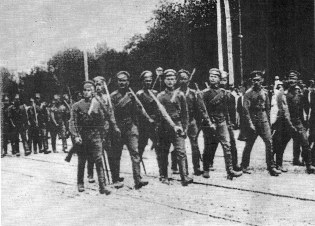 Добровольцы входят в Киев на Софийскую площадь. 31 августа 1919 года