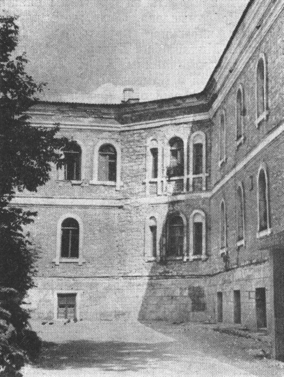 Госпиталь в Каменец-Подольском. Здесь в 1916 г. М. Булгаков служил в качестве добровольца Красного Креста Фото Е.В. Мазурика, 1989 г.
