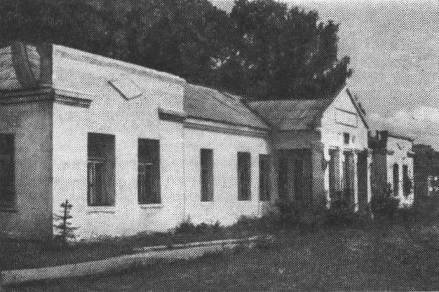 Одно из зданий Лютовской земской больницы в Вязьме. Фото Б.С. Мягкова, 1989 г.