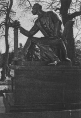 С.Э. Дуван и памятник ему в г. Евпатория
