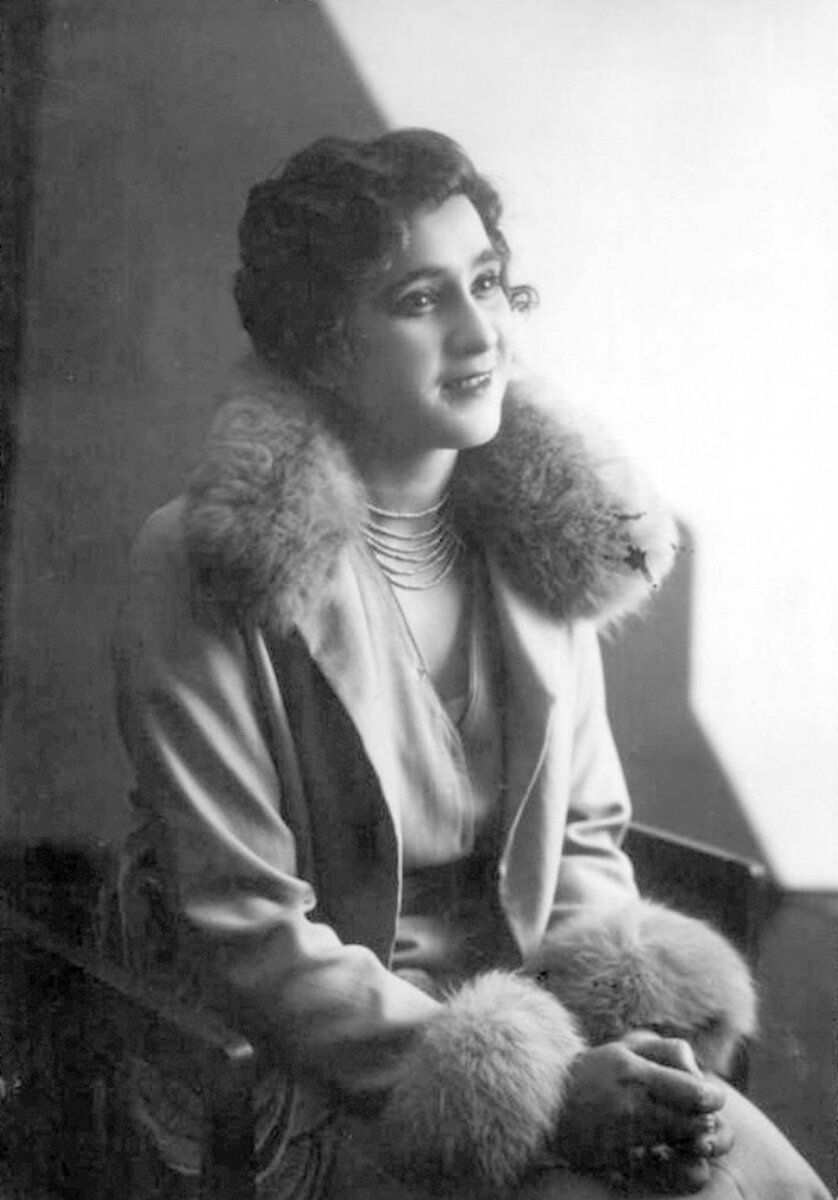 Клавдия Еланская в роли Елены Турбиной в спектакле «Дни Турбиных» (1928)