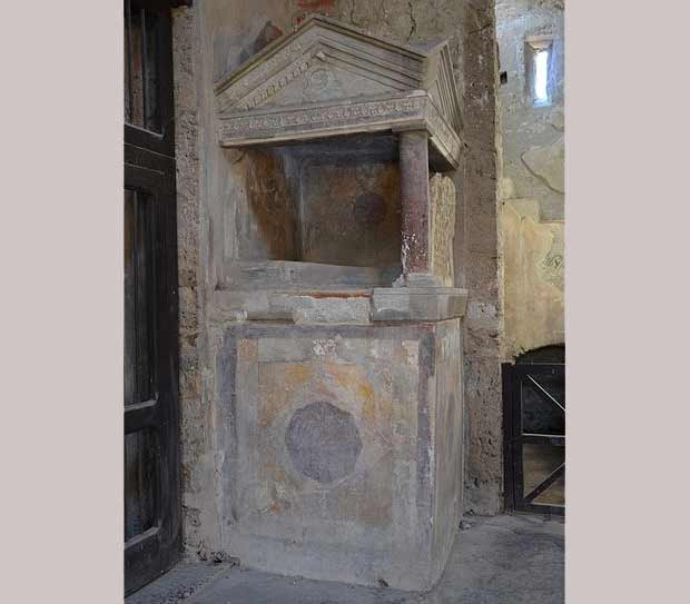 Ларарий в атриуме «Дома Менандра» в Помпеях, I век н. э.