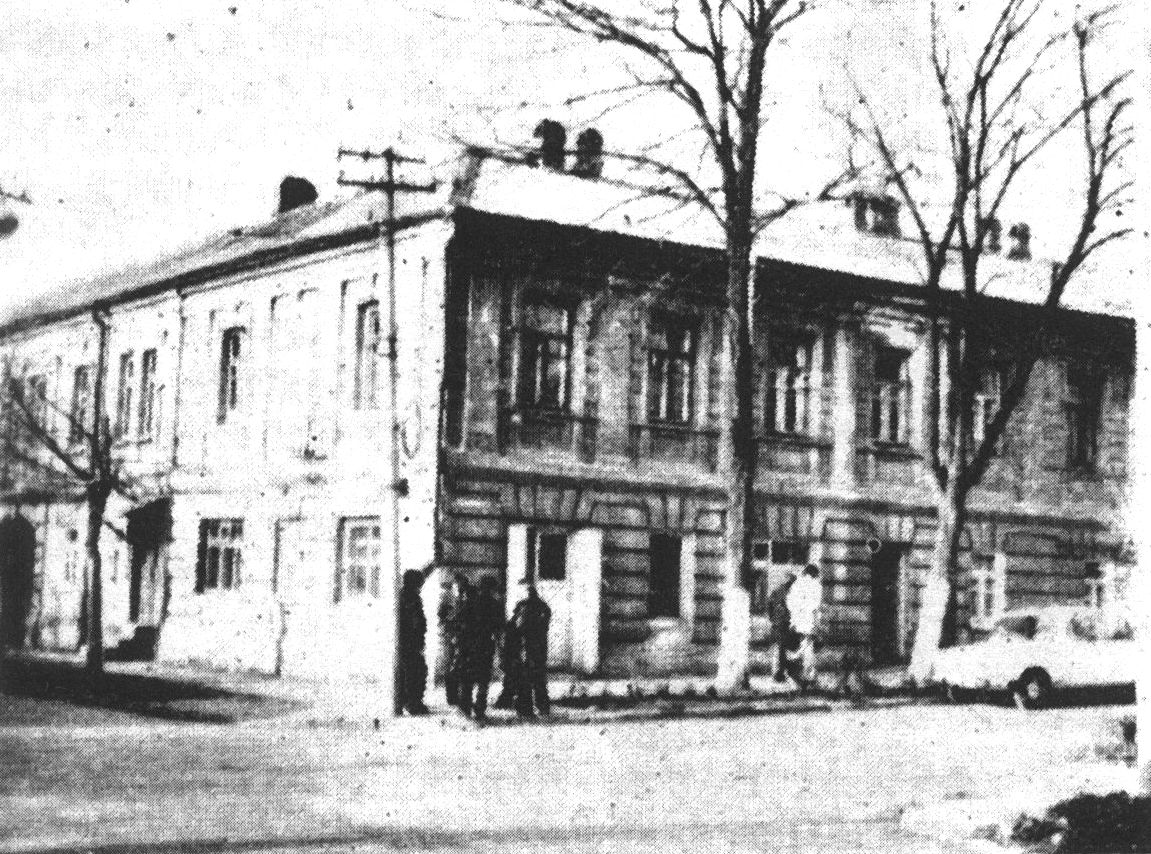 Дом во Владикавказе, на верхнем этаже которого, справа, в 1920—1921 годах жили Михаил и Татьяна Булгаковы. Теперь это улица Маяковского, 9