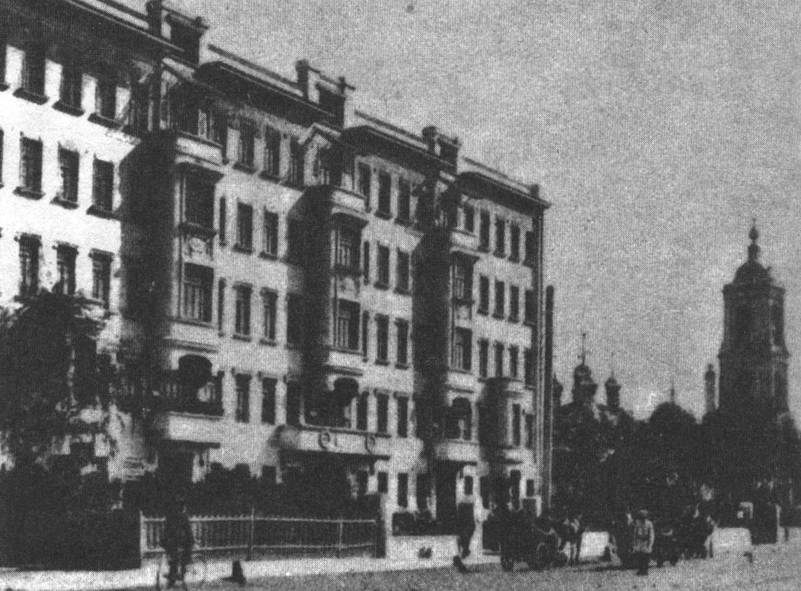 Б. Садовая, д. 10, где с сентября 1921 года по ноябрь 1924 года жили Михаил и Татьяна Булгаковы