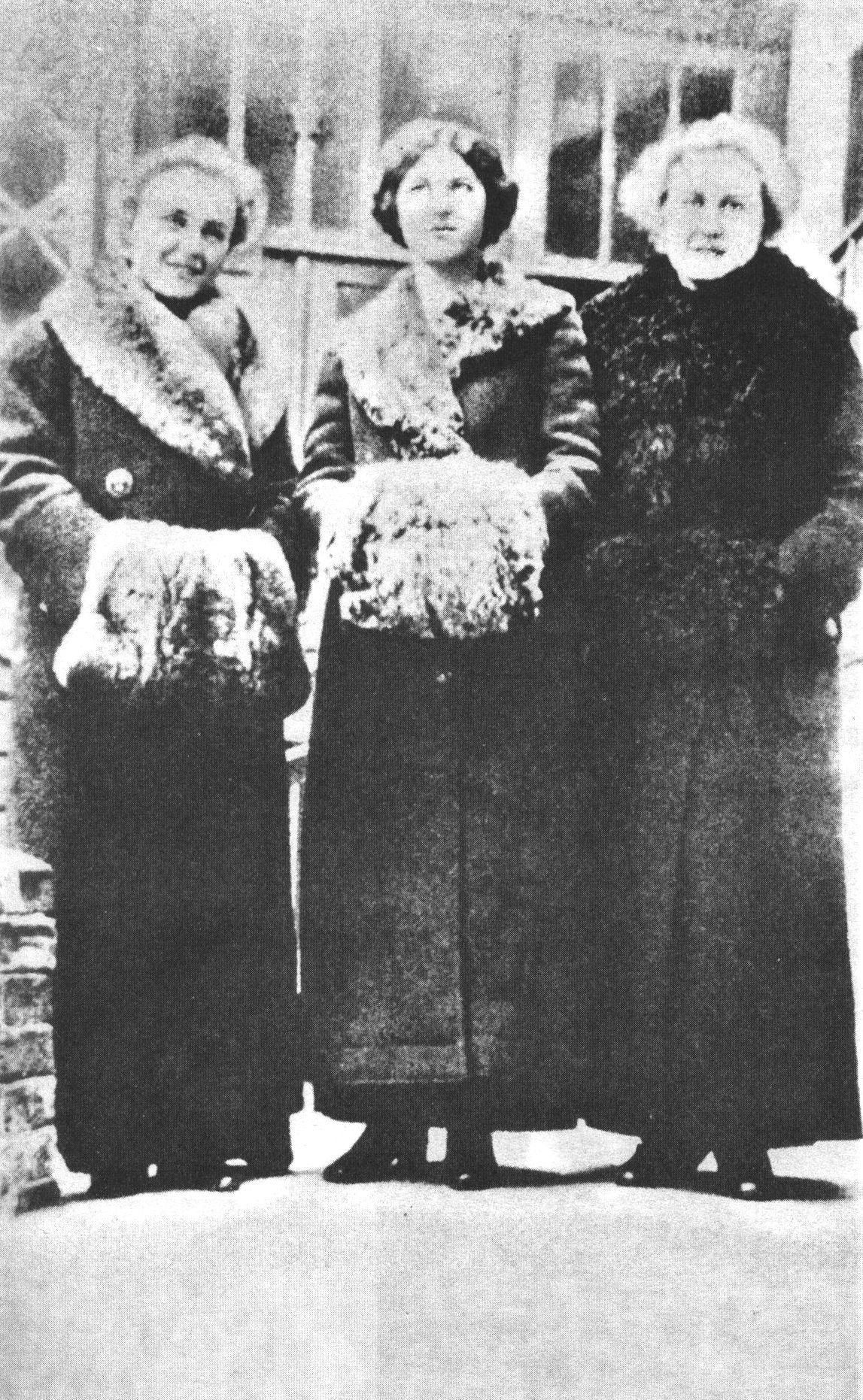 Надежда и Варвара Булгаковы с подругой (в центре). Киев, 1915 г.
