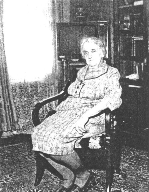 Инна Васильевна в своей комнате в доме по Андреевскому спуску, 13. Фото Т. Курило. 1982 г.