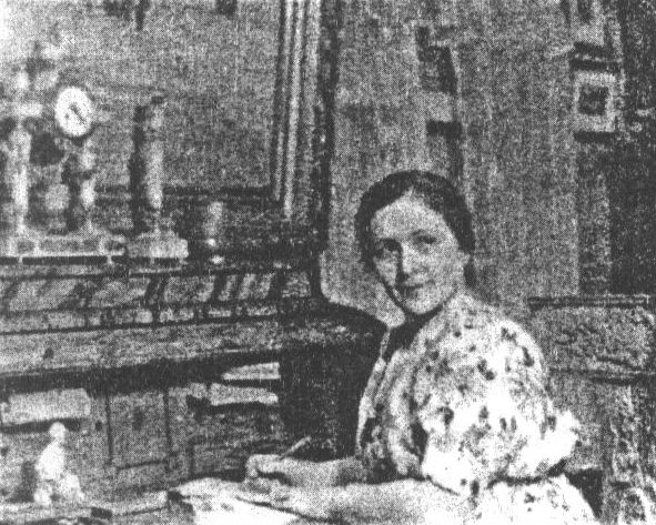 Цецилия Игнатьевна Крыжановская в своей комнате в доме на Покровской улице. Фото 40-х гг.