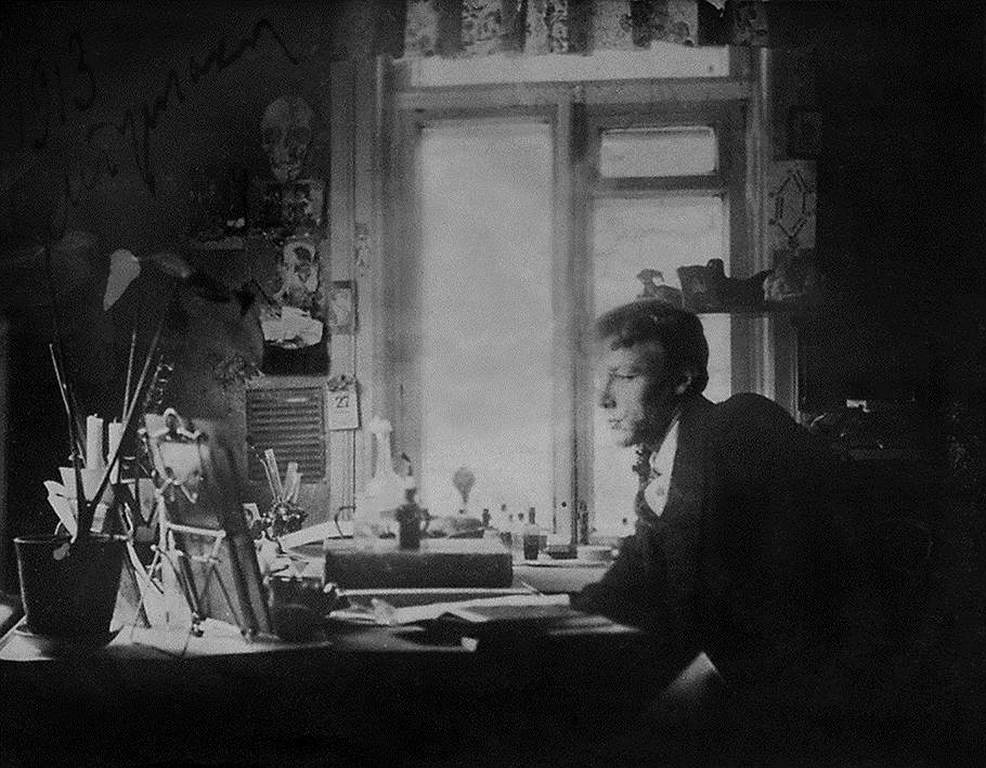Михаил Булгаков в своем кабинете. Киев. 1913 год