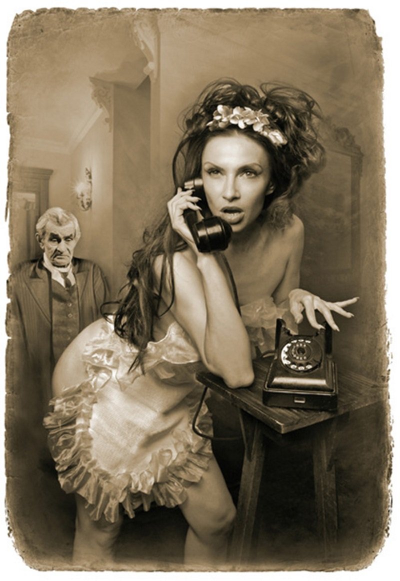Гелла разговаривает по телефону. Фотоиллюстрации Елены Мартынюк к «Мастеру и Маргарите»